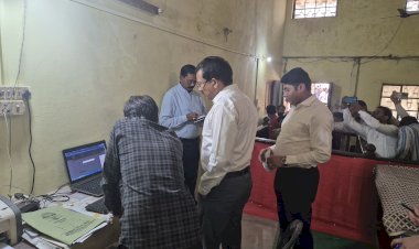 कोंच तहसील का डीएम ने किया वार्षिक निरीक्षण, सेवा पुस्तिका,अवकाश विवरण की पुस्तिका परखी,साफ सफाई की हिदायत दी