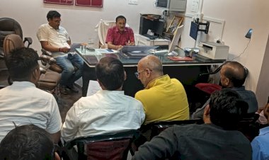 एक अप्रैल से वैध ईरिक्शा ही चल सकेंगे, परिवहन कार्यालय में ई रिक्शा संचालकों के बैठक करते एआरटीओ