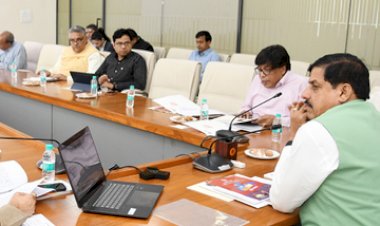 बैठक में सीएम मोहन यादव को आया गुस्सा, अफसरों से बोले- छवि सुधारें