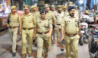 पुलिस अधीक्षक ने शहर में किया फ्लैग मार्च,राहगीरों से की सुरक्षा को लेकर बात