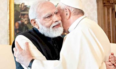 पोप फ्रांसिस के लिए झुका तिरंगा