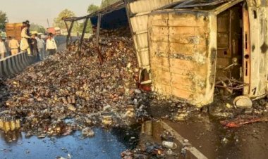 शराब से भरा ट्रक पलटाः हादसे के बाद लगी भयानक आग, ड्राइवर जिंदा जला, भोपाल-इंदौर स्टेट हाइवे पर हुआ हादसा