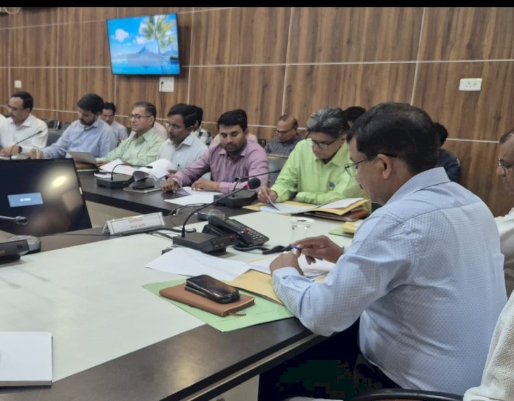 दुर्घटनाओं को कम करने के लिए राष्ट्रीय मार्ग,राजमार्ग पर साइन बोर्ड एवं रिफ्टेक्टर लगाने कार्य सुनिश्चित हो,।जिलाधिकारी
