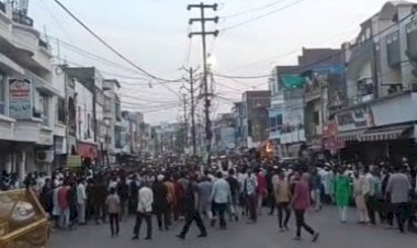 बुलडोजर ऐक्शन : अतिक्रमण के खिलाफ चला अभियान, विरोध में उतरे लोग, महाकाल मंदिर की ओर जाने वाला रास्ता रोका