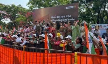 PM मोदी के रोड-शो में पहुंचा कर्नल सोफिया का परिवार : वडोदरा में पीएम मोदी का रोड शो,कुरैशी के परिवार ने की पुष्पवर्षा; भाई-बहन ने कही यह बात