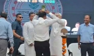 CM नीतीश कुमार ने IAS अधिकारी के सिर पर रख दिया गमला, Video तेजी से हो रहा वायरल