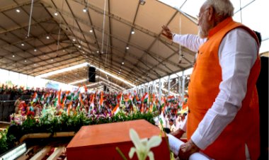 भोपाल पहुंचे पीएम मोदी, लोगों ने हाथों में तिरंगा लेकर किया स्वागत