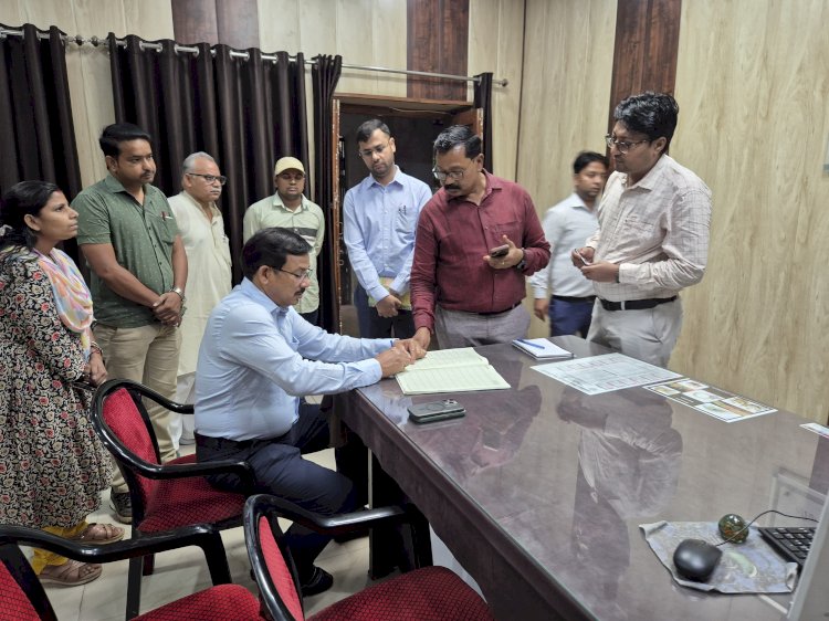 जिलाधिकारी ने किया औचक निरीक्षण, 48 कर्मचारी मिले अनुपस्थित, वेतन काटने का आदेश मांगा स्पष्टीकरण