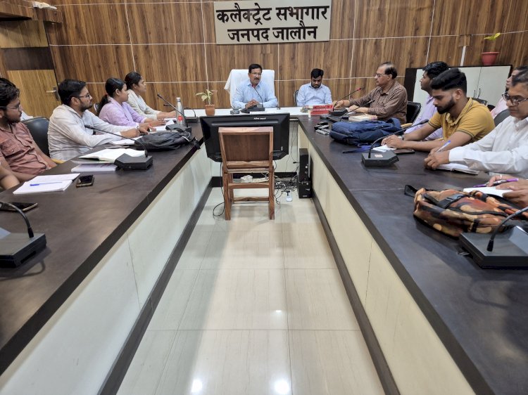 जिले को मिले  67 लेखपाल,प्रशिक्षण देते जिलाधिकारी