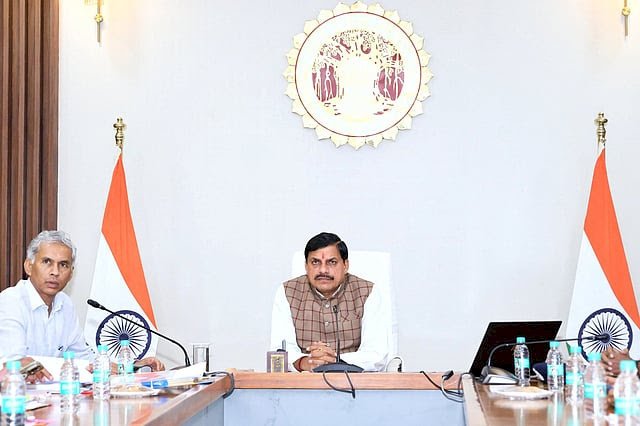 भारत-पाक तनाव के बीच MP में अलर्ट, सीएम डॉ. मोहन यादव ने दिए सायरन लगाने और मॉक ड्रिल के निर्देश, 13 विभागों की छुट्टियां रद्द