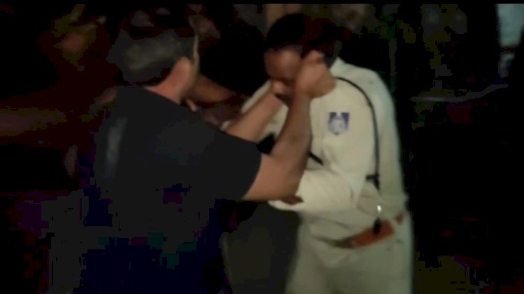 पुलिसकर्मियों पर सरकारी डॉक्टर की बेरहमी से पिटाई करने का आरोप, चिकित्सकों में आक्रोश
