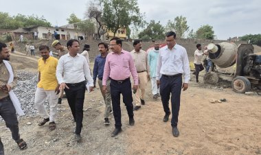 जिलाधिकारी ने तालाबों के संरक्षण और सौंदर्यीकरण पर दिया जोर