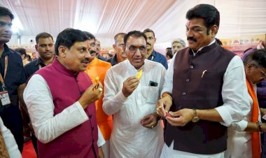 कैबिनेट से पूर्व दशहरी, केसरी और लंगड़ा आमों ने बढ़ाया मुख्यमंत्री और खाद्य मंत्री के स्वाद का जायका,  मुख्यमंत्री व खाद्य मंत्री ने चखा विभिन्न प्रकार के आमों और लीची का स्वाद