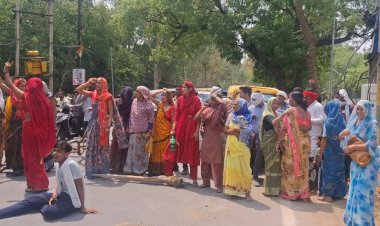 कारवाई न होने पर भड़के परिजनों ने डीएम एसपी आवास के सामने लगाया जाम  , दो दिन पूर्व बेतवा नदी में जख्मी हालत में मिला था शव परिजनों ने दोस्तों पर लगाया था हत्या का आरोप