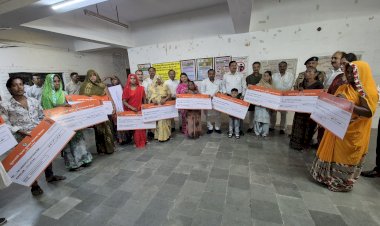 किसानों के चेहरे पर लौटी मुस्कान — मुख्यमंत्री ने दी 561.86 करोड़ की सौगात, जालौन के 50 परिवारों को मिला सहारा