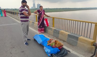 рд╢рд░реНрдорд╕рд╛рд░: рдорд╛рдВ рдХреЗ рд╢рд╡ рдХреЛ 1 KM рддрдХ рд╕реНрдЯреНрд░реЗрдЪрд░ рдкрд░ рдвреЛрддрд╛ рд░рд╣рд╛ рдмреЗрдЯрд╛, рдЙрд╕реА рдкреБрд▓ рдкрд░ рджрд┐рдпрд╛ рд╡рд┐рдзрд╛рдпрдХ рдХреА рдЧрд╛реЬреА рдХреЛ рдкрд╛рд╕тАжрдлрдЬреАрд╣рдд рдХреЗ рдмрд╛рдж рд╣реБрдИ рдЬрд┐рдореНрдореЗрджрд╛рд░реЛрдВ рдкрд░ рдХрд╛рд░реНрд░рд╡рд╛рдИ!