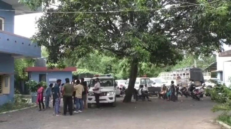 आम चोरी के शक में मजदूर की पीट-पीटकर हत्या