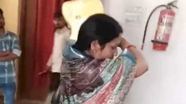 MP में पूर्व विधायक की पत्नी ने खुद पर डाल लिया केरोसिन,तहसीलदार पर लगाया पक्षपात का आरोप ; जमीनी विवाद से थीं परेशान