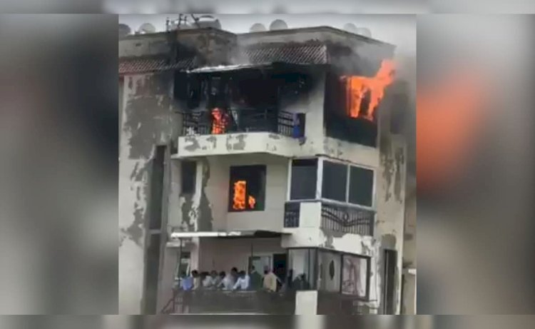 छठी मंजिल पर लगी आग, शीशे तोड़कर कूदे लोग, 3 की गई जान... दिल्ली के द्वारका में दिखा खौफनाक मंजर