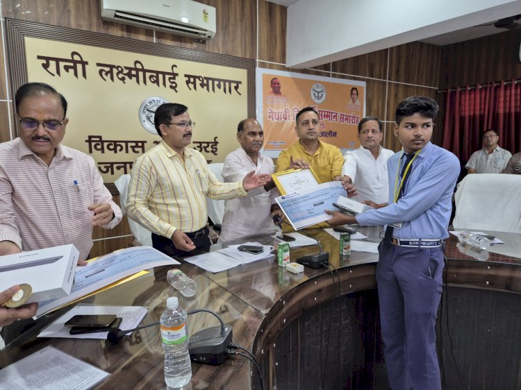 मुख्यमंत्री योगी आदित्यनाथ ने यूपी बोर्ड टॉपर्स को किया सम्मानित, जनपद जालौन के मेधावियों ने बढ़ाया गौरव