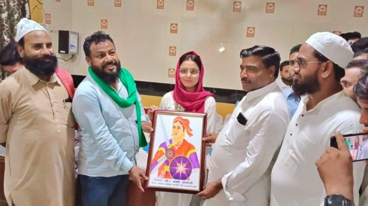 पेट्रोल पंप कर्मचारी पर रिवॉल्वर तानने वाली अरीबा को कांग्रेस ने किया सम्मानित, कहा- प्रियंका वाड्रा का नारा हो रहा साकार
