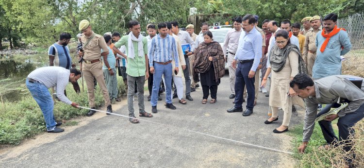 मानक विहीन सड़क निर्माण पर डीएम सख्त — भुगतान पर रोक, जेई पर गिरी गाज, ठेकेदार को ब्लैक लिस्ट के निर्देश