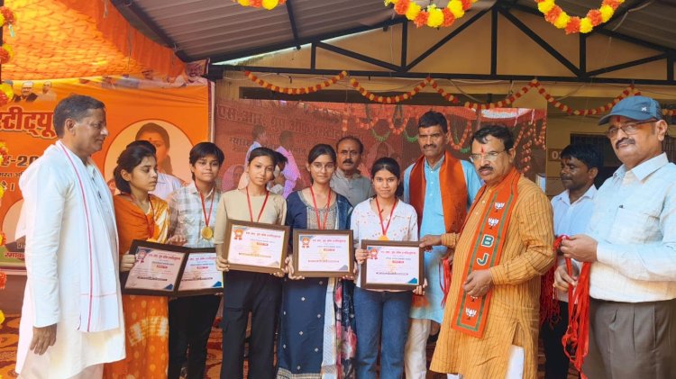 एस आर ग्रुप उरई का प्रतिभा सम्मान समारोह सम्पादित, लक्ष्य हो सर्व इंडिया इज माई लाइफ- प्रकाश पाल, सफलता का कोई शार्टकट नहीं होता- अशोक राठौर