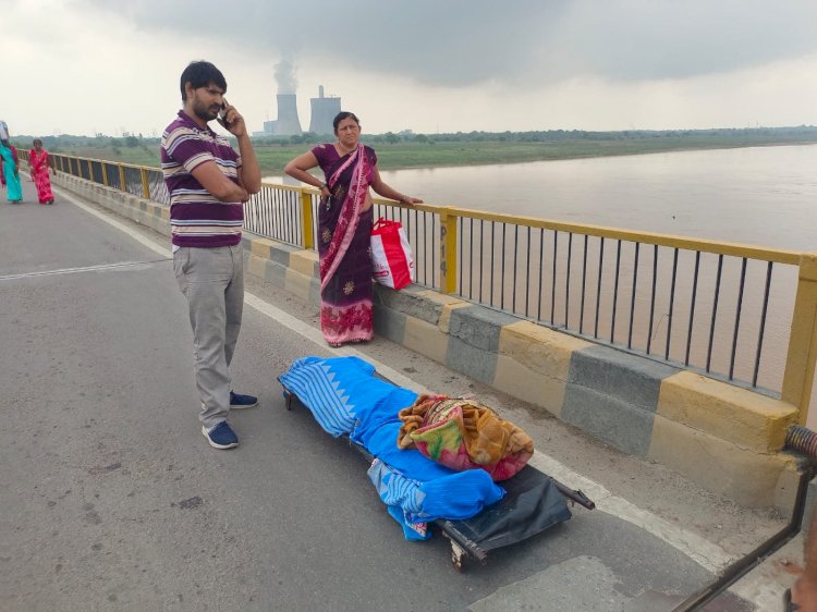 शर्मसार: मां के शव को 1 KM तक स्ट्रेचर पर ढोता रहा बेटा, उसी पुल पर दिया विधायक की गाड़ी को पास…फजीहत के बाद हुई जिम्मेदारों पर कार्रवाई!