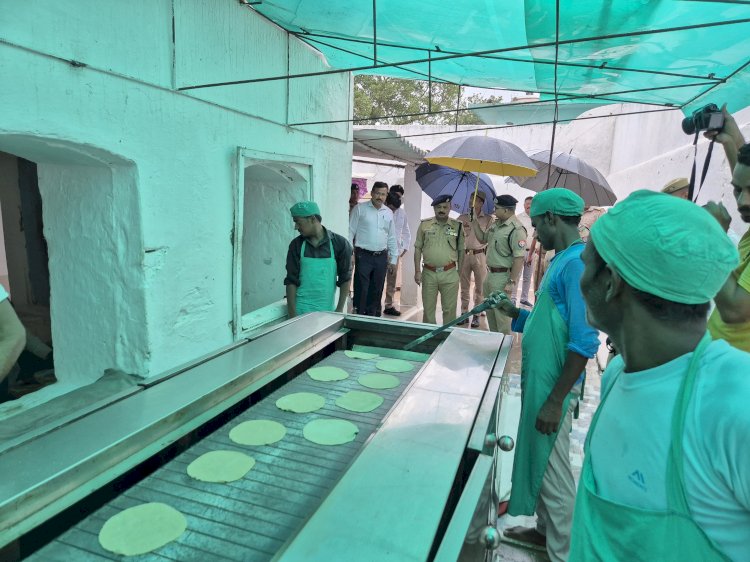 रसोई में बनती रोटियों की मशीन से लेकर महिला बैरक तक लिया जायजा, बंदियों की सुविधाओं पर विशेष फोकस