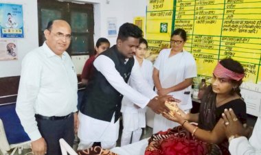 पत्रकार अरुण फुलेरिया ने अपना जन्मदिन अस्पताल में गरीब महिलाओं को साड़िया एवं मरीजों को फल बांटकर मनाया।