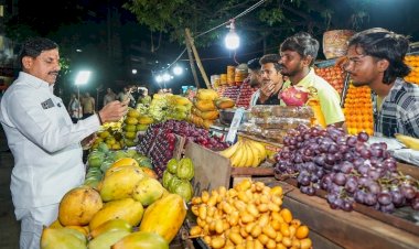 अचानक बिना काफिले के फल लेने न्यू मार्केट पहुंचे सीएम:फल खरीदकर किया UPI पेमेंट, लाल बत्ती पर गाड़ी भी रोकी
