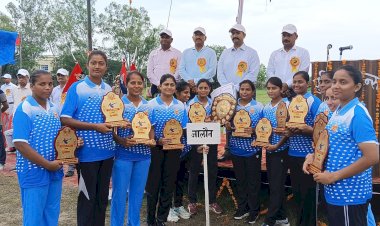 तीन दिवसीय अंतर्जनपदीय फुटबॉल में महिला वर्ग में उरई तथा पुरुष में कानपुर रही विजेता
