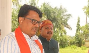 рдореЛрд╣рди рд╕рд░рдХрд╛рд░ рдХреЗ рдордВрддреНрд░реА рдХрд╛ рдмрдбрд╝рд╛ рдмрдпрд╛рди: рдЖрдВрдЧрдирд╡рд╛рдбрд╝реА рднрд░реНрддреА рдореЗрдВ рдШреВрд╕рдЦреЛрд░реА рдХрд╛ рдЖрд░реЛрдк, рдЦреБрдж рдХреА рд╕рд░рдХрд╛рд░ рдкрд░ рдЙрдард╛рдП рд╕рд╡рд╛рд▓