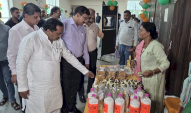 राजकीय मेडिकल कॉलेज में आयोजित हुआ संपूर्णता अभियान सम्मान समारोह जनप्रतिनिधियों व अधिकारियों ने महिलाओं से की खरीदारी, प्रेरणा टी पॉइंट बना आकर्षण का केंद्र