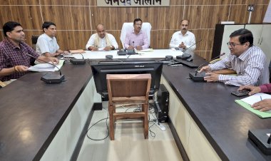 गौवंश संरक्षण को लेकर कलेक्ट्रेट सभागार में हुई महत्वपूर्ण बैठक, व्यवस्थाएं रहें दुरुस्त, गौशालाएं बनें आत्मनिर्भर: राजेश सिंह सेंगर