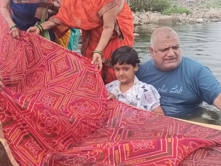 बारहलिंग में मां ताप्ती का हुआ दुग्धाभिषेक, अर्पित की 108 मीटर चुनरी, कन्याओं एवं महिलाओं को समिति ने वितरित किए वस्त्र
