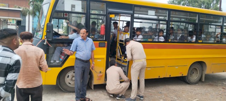 स्कूली वाहनों के खिलाफ चेकिंग अभियान, 19 वाहनों के पर हुई कार्रवाई 4 हुए सीज