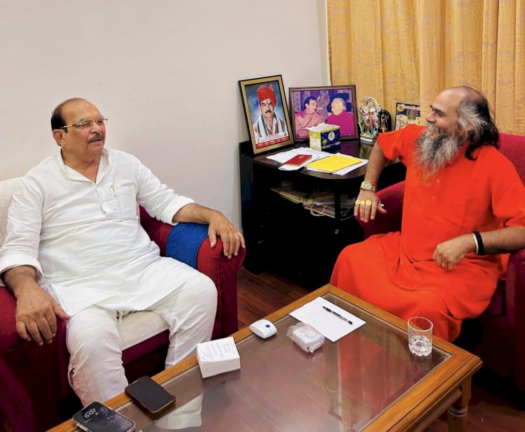 पूर्व सांसद डीपी यादव से महामंडलेश्वर स्वामी वैराग्यानंद गिरी महाराज की मुलाकात, लक्षचंडी यज्ञ के आगामी आयोजन को लेकर हुई विशेष चर्चा