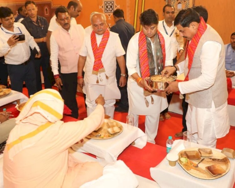 ज्योतिरादित्य को खानसामा मत समझिये, वे महाराज ही हैं