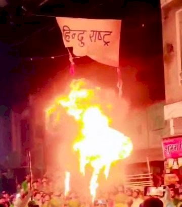 मोहर्रम जुलूस में जलाया ‘हिंदू राष्ट्र’ वाला बैनर, फैला तनाव, बाजार भी बंद, पुलिस बल तैनात