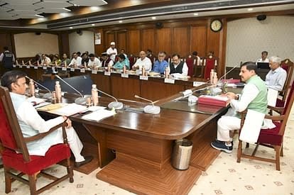 मोहन कैबिनेट की बैठक में बड़े फैसले:बिजली कंपनियों में अब होगी बंपर भर्ती,किसानों को बड़ी राहत सिंचाई के ब्याज और जुर्माने की राशि किसानों से नहीं वसूली जाएगी