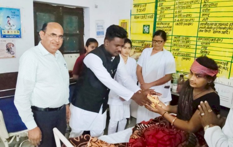 पत्रकार अरुण फुलेरिया ने अपना जन्मदिन अस्पताल में गरीब महिलाओं को साड़िया एवं मरीजों को फल बांटकर मनाया।