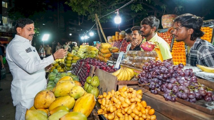 अचानक बिना काफिले के फल लेने न्यू मार्केट पहुंचे सीएम:फल खरीदकर किया UPI पेमेंट, लाल बत्ती पर गाड़ी भी रोकी