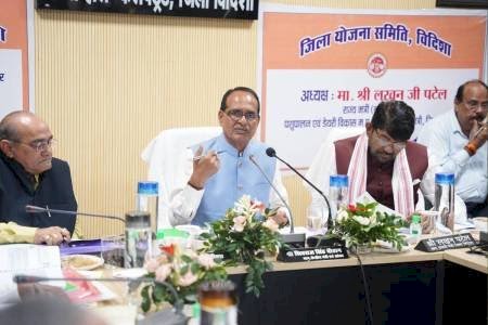 कृषि मंत्री शिवराज सिंह चौहान एक्शन मोड में, विदिशा में अधिकारियों पर भड़के बोले- केंद्र से दल आया तो सब नपेंगे