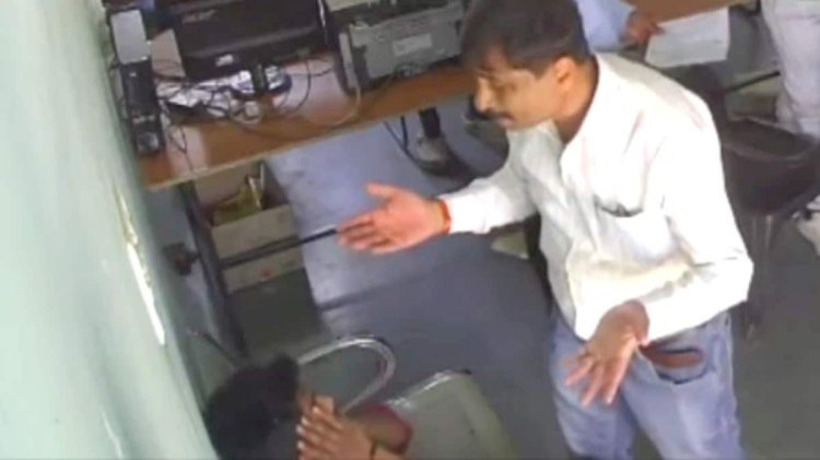 कलेक्टर ने छात्र को थप्पड़ मारे:कलेक्टर ने कहा- नकल के तहत कार्रवाई की; छात्र बोला- मेरा पक्ष नहीं सुना