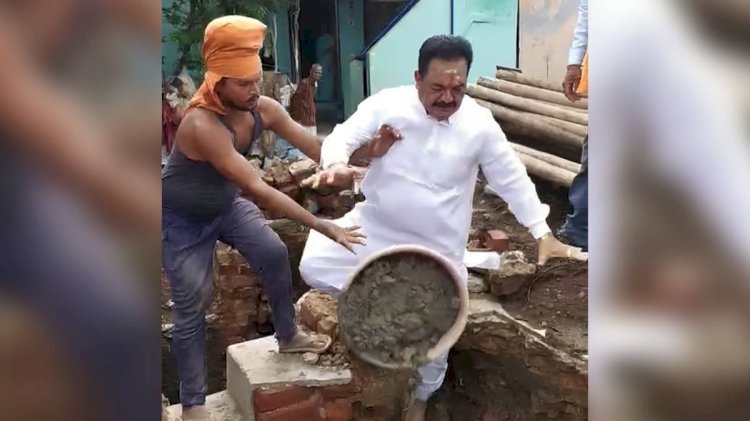 फोटोबाजी के चक्कर में 6 फुट गहरे गड्ढे में गिरे डॉक्टर साहब , नींव में सीमेंट डालने की कोशिश में फिसला पैर