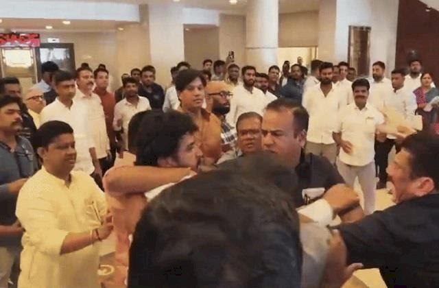 दे दनादन… महाराष्ट्र विधानसभा परिसर में बीजेपी और शरद पवार की पार्टी के विधायक भिड़े, जमकर चले लात-घूंसे