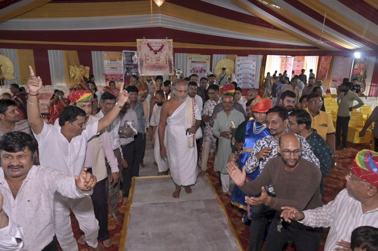 सूरत में ऐतिहासिक धार्मिक समागम: अजमेर दादावाड़ी के लिए चांदी कलश यात्रा और भगवान नेमिनाथ जन्मोत्सव