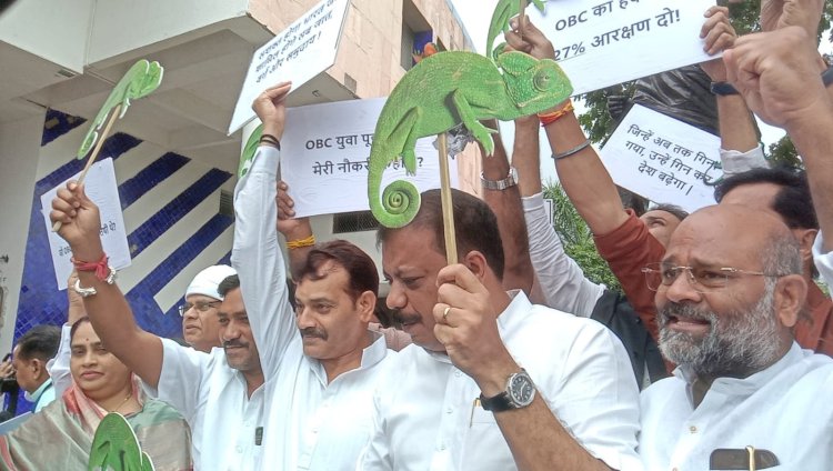 विधानसभा में गिरगिट लेकर पहुंचे कांग्रेस विधायक, बोले- सरकार बार-बार बदल रही है रंग