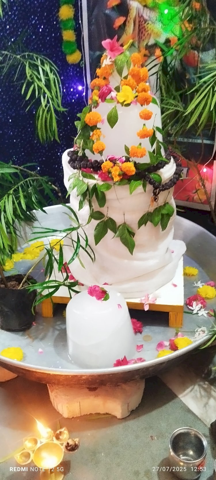 बाबा अमरनाथ की तर्ज पर 100 से अधिक महिलाओं ने बनाए बर्फ के पार्थिव शिवलिंग, दामोदर धाम में हुआ भव्य अभिषेक